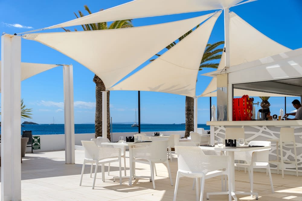 Bar i bassenget