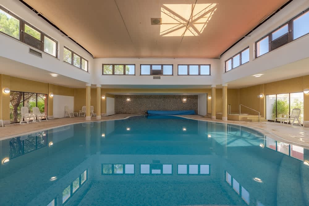 Innendørsbasseng