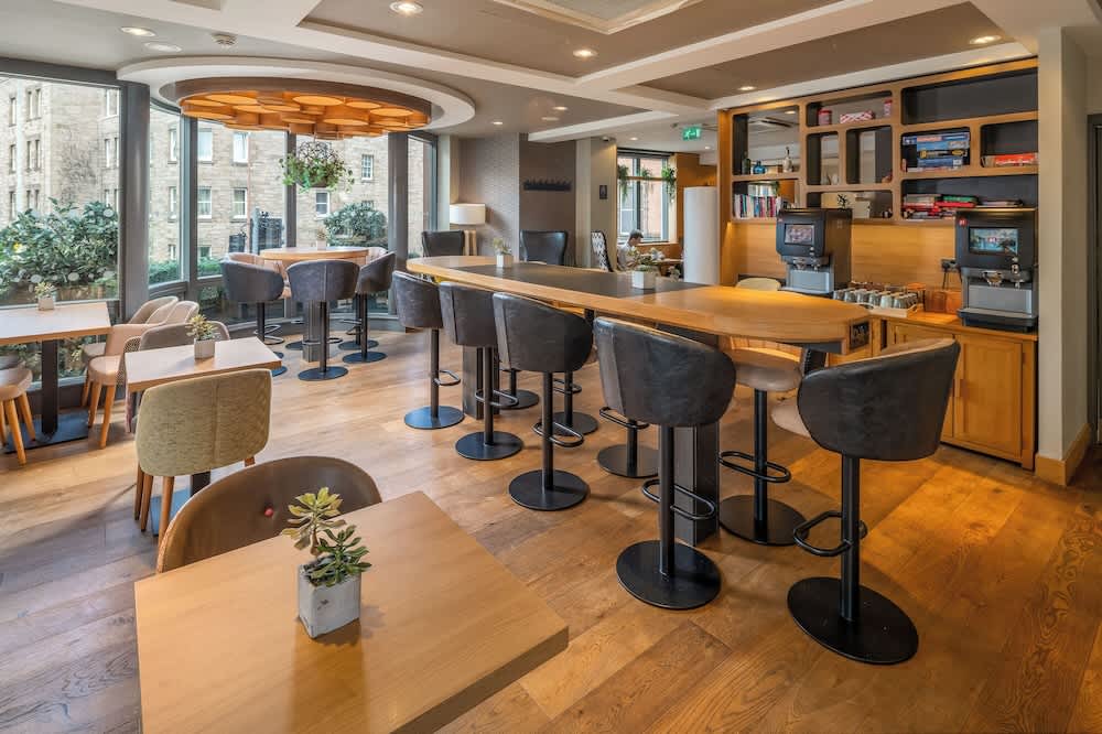 Lobby-lounge