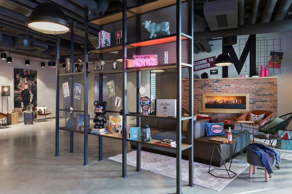 Lobby-lounge