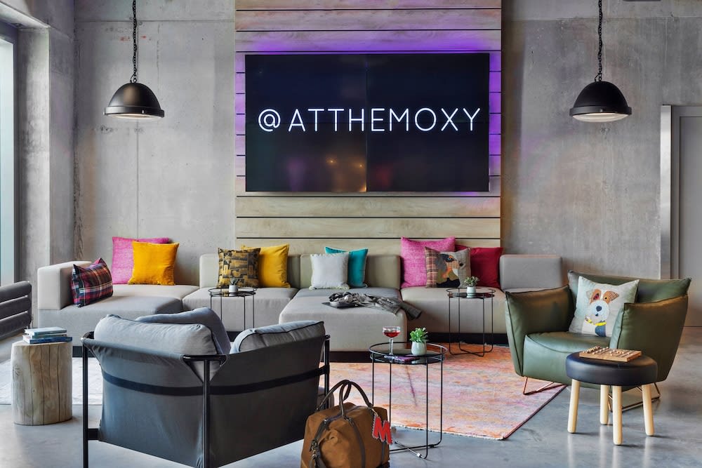 Lobby-lounge