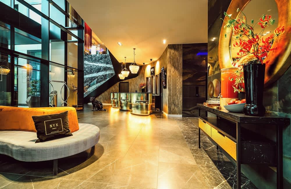 Lobby-lounge