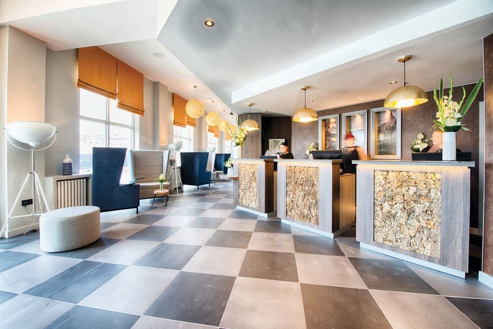Lobby-lounge