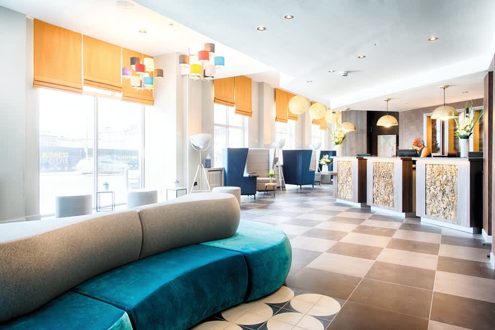 Lobby-lounge