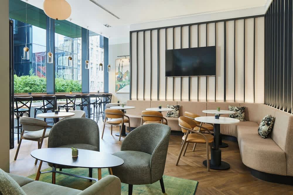 Lobby-lounge
