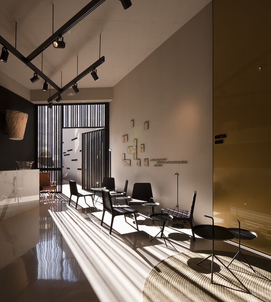 Lobby-lounge