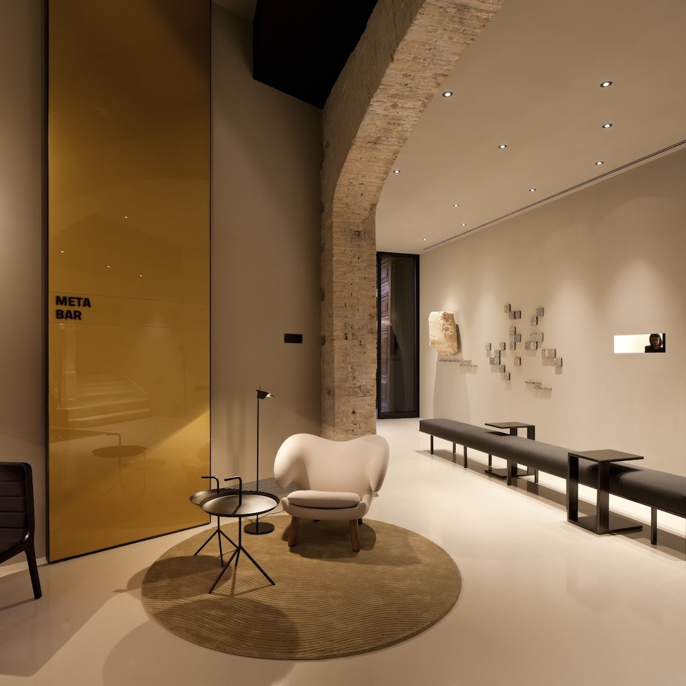 Lobby-lounge
