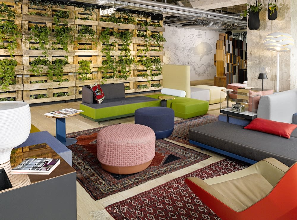 Lobby-lounge