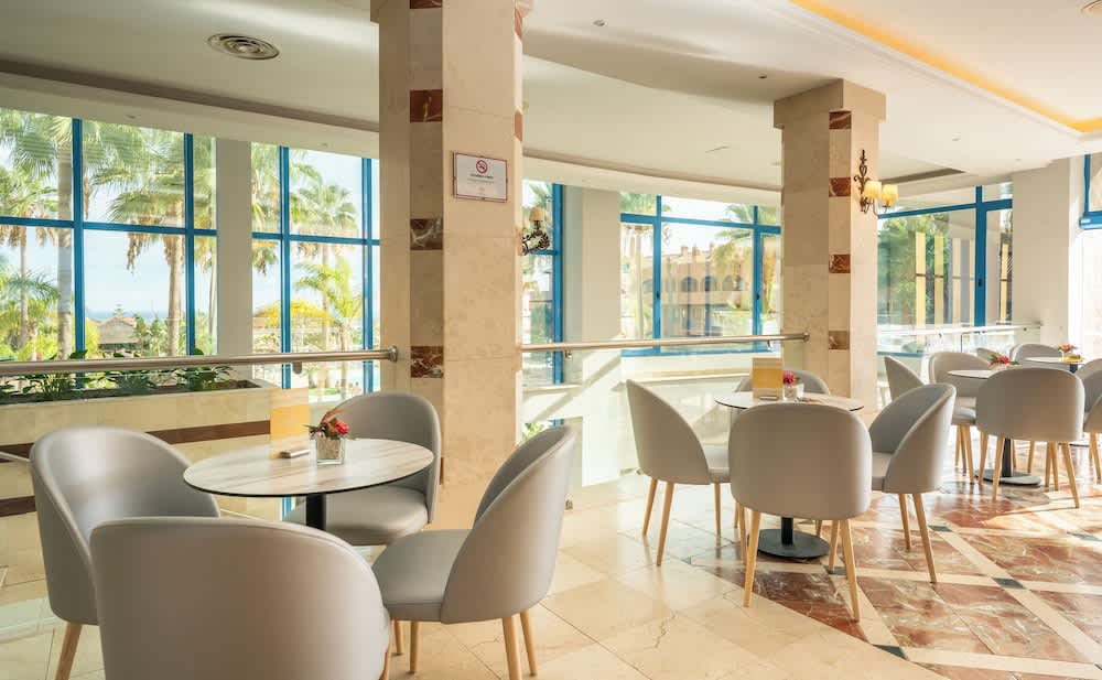 Lobby-lounge