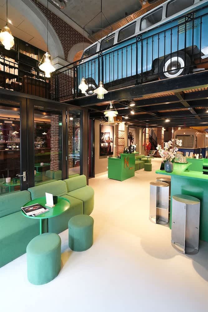 Lobby-lounge