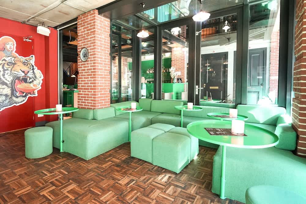Lobby-lounge