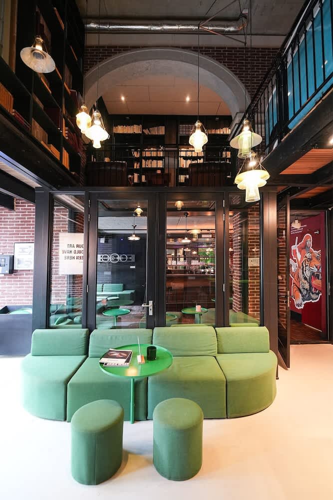 Lobby-lounge