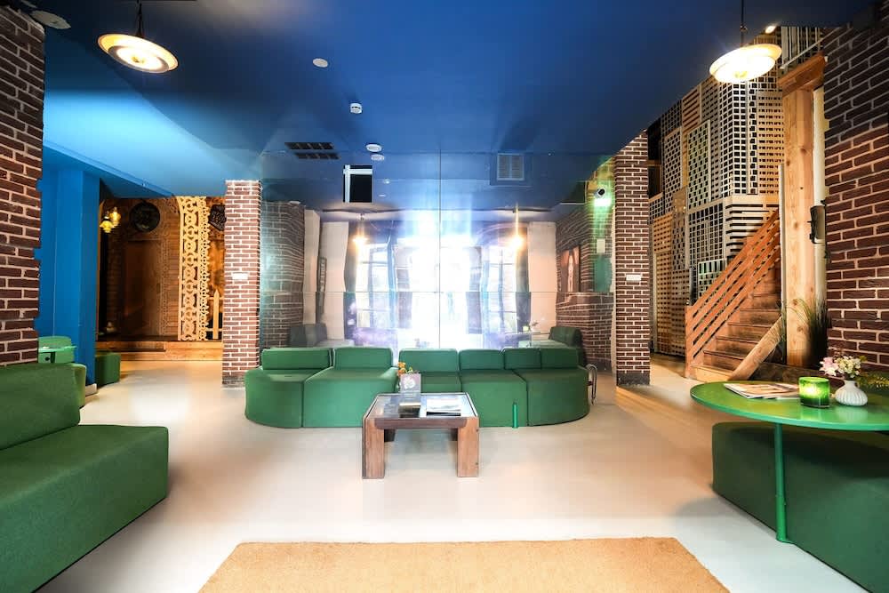 Lobby-lounge