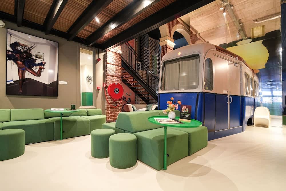 Lobby-lounge