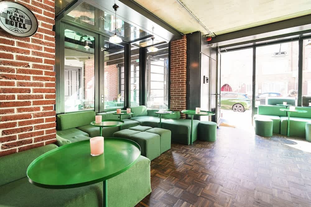 Lobby-lounge