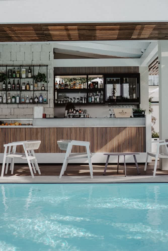 Bar i bassenget