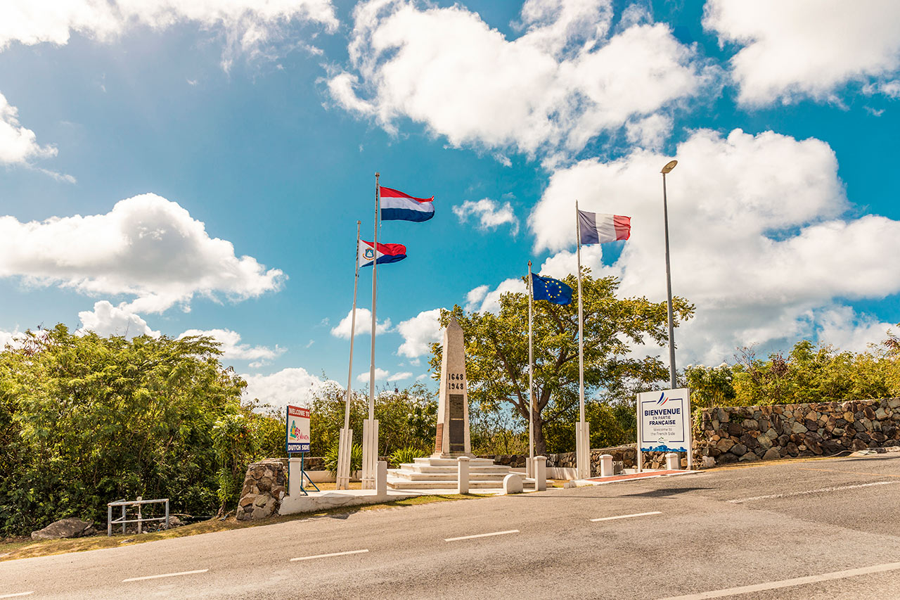 Monument Frontiere ved grensen mellom St. Martin og St. Maarten