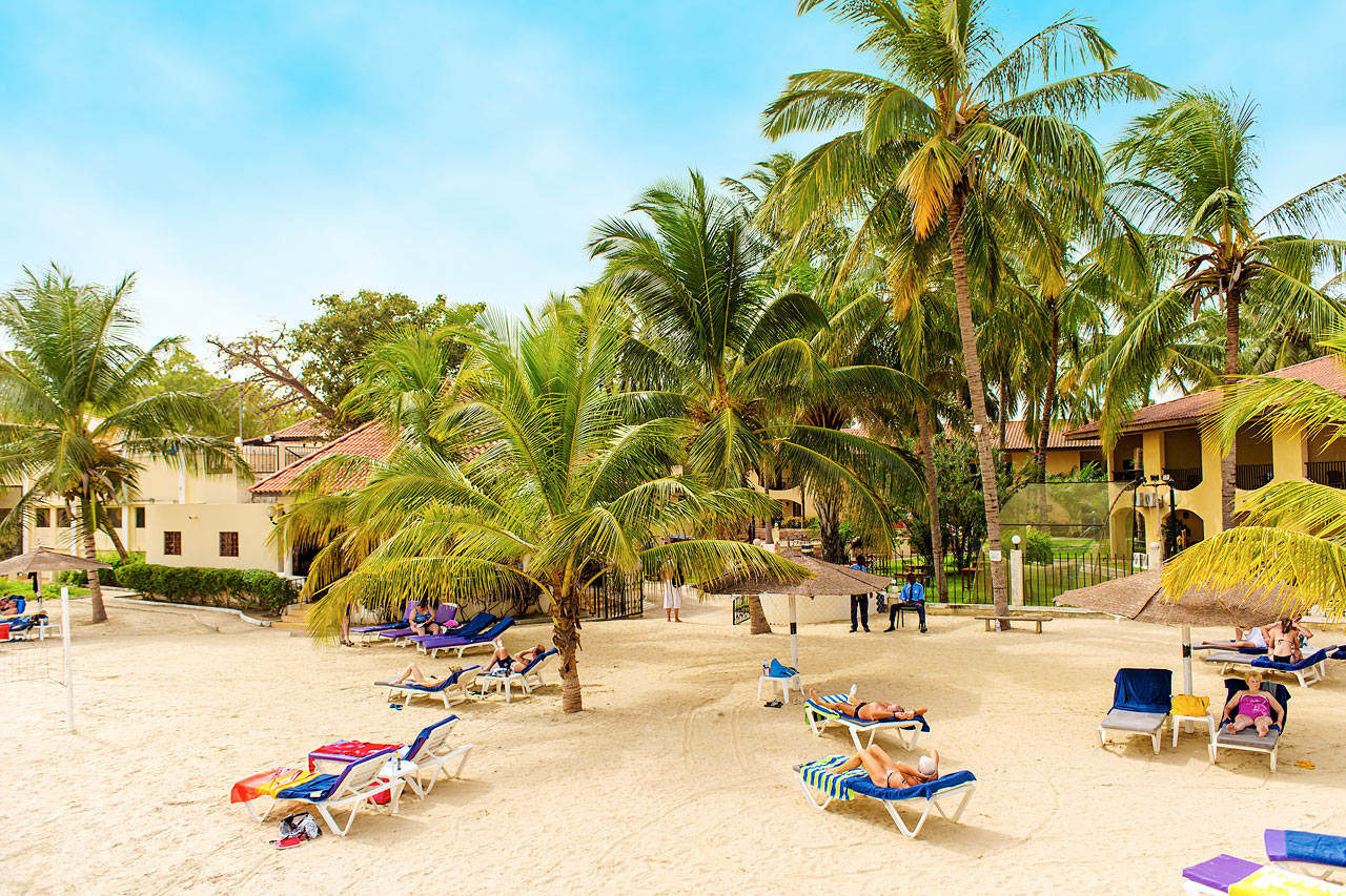 Stranden ligger rett ved hotellet