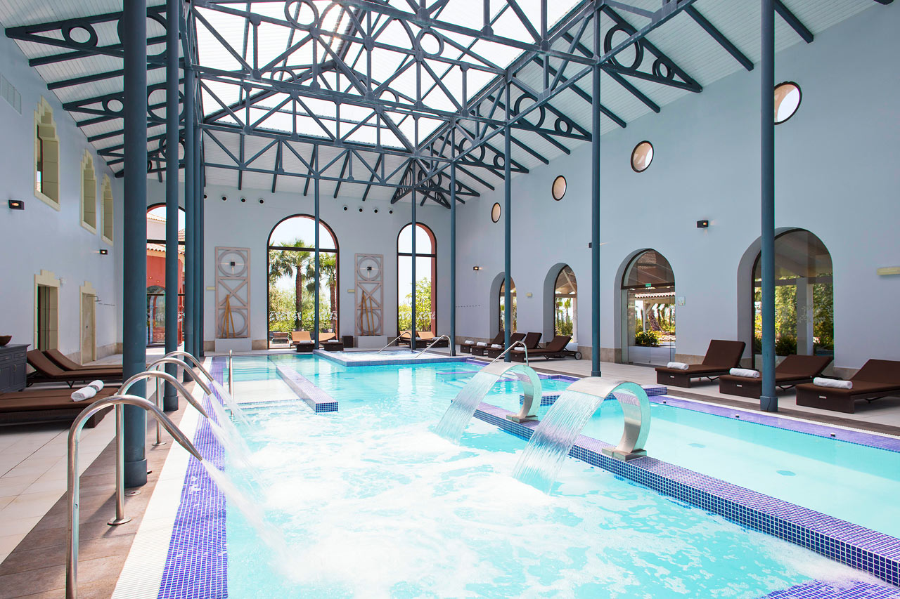 Innendørsbassenget i hotellets spa