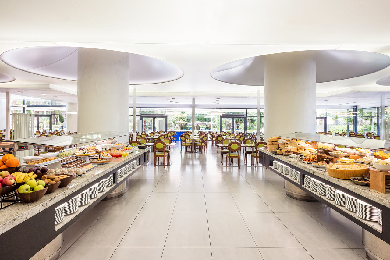 Hotellets bufférestaurant serverer frokost, lunsj og middag