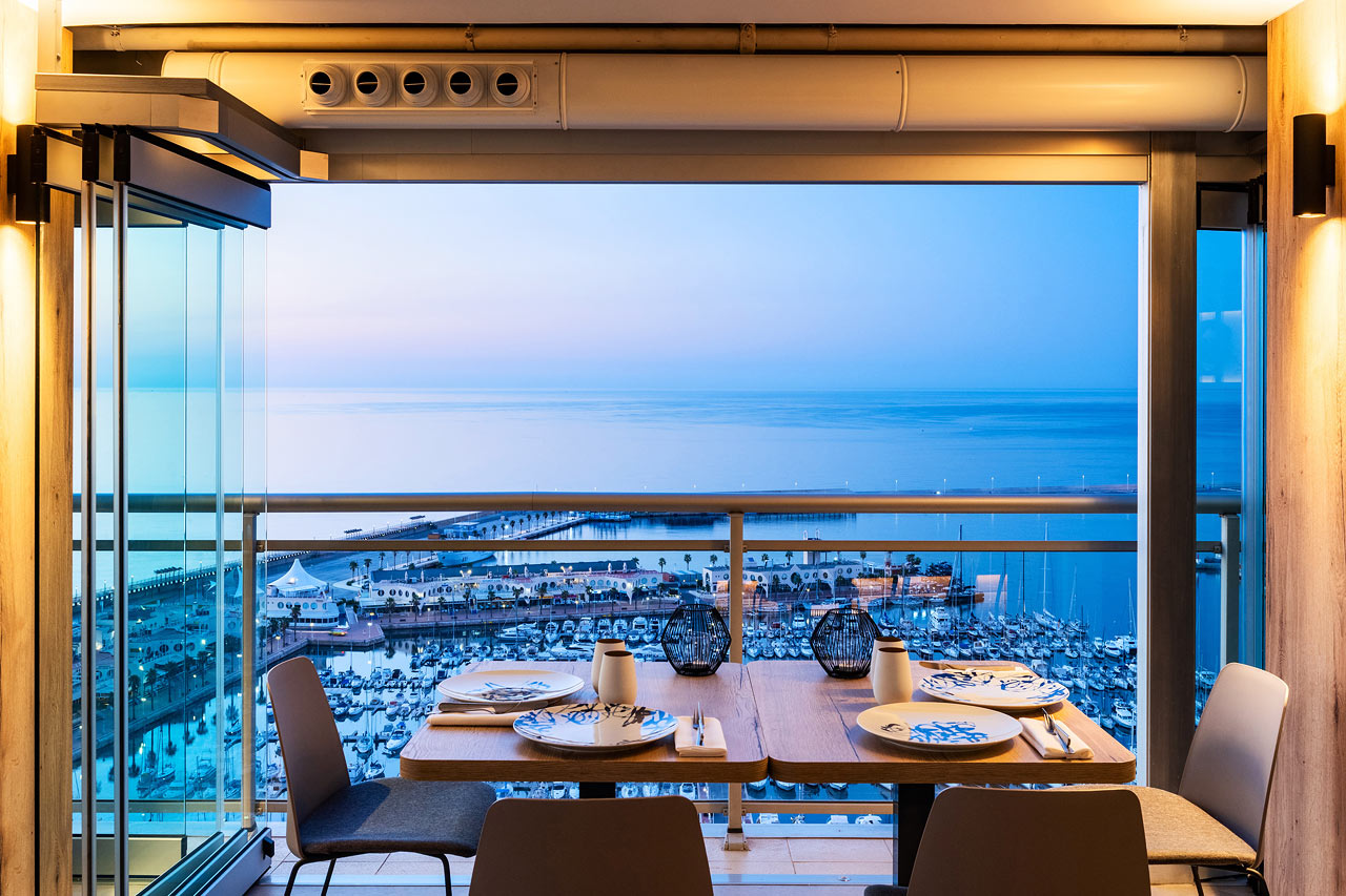 A la carte-restauranten tilbyr både internasjonal mat og middelhavsretter