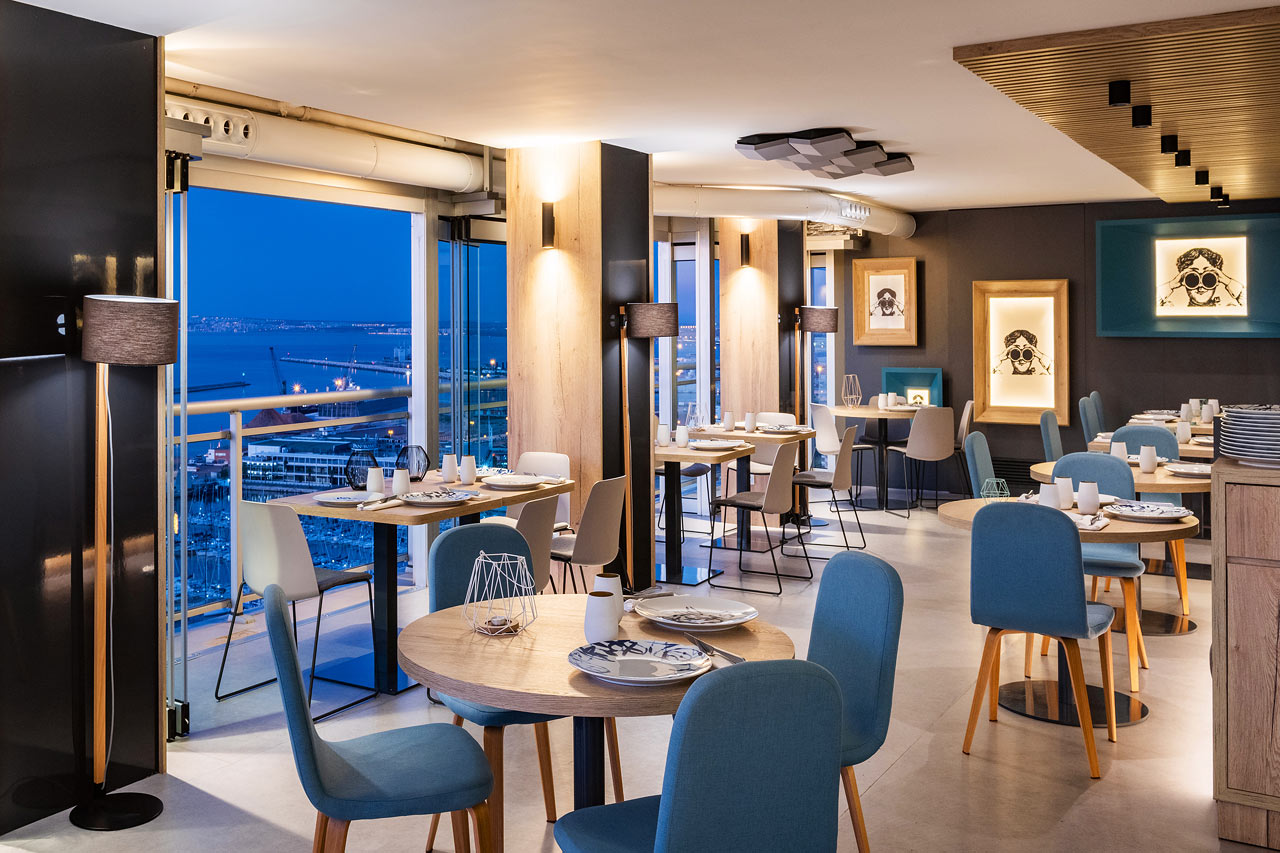 Hotellets à la carte-restaurant er åpen til frokost og middag