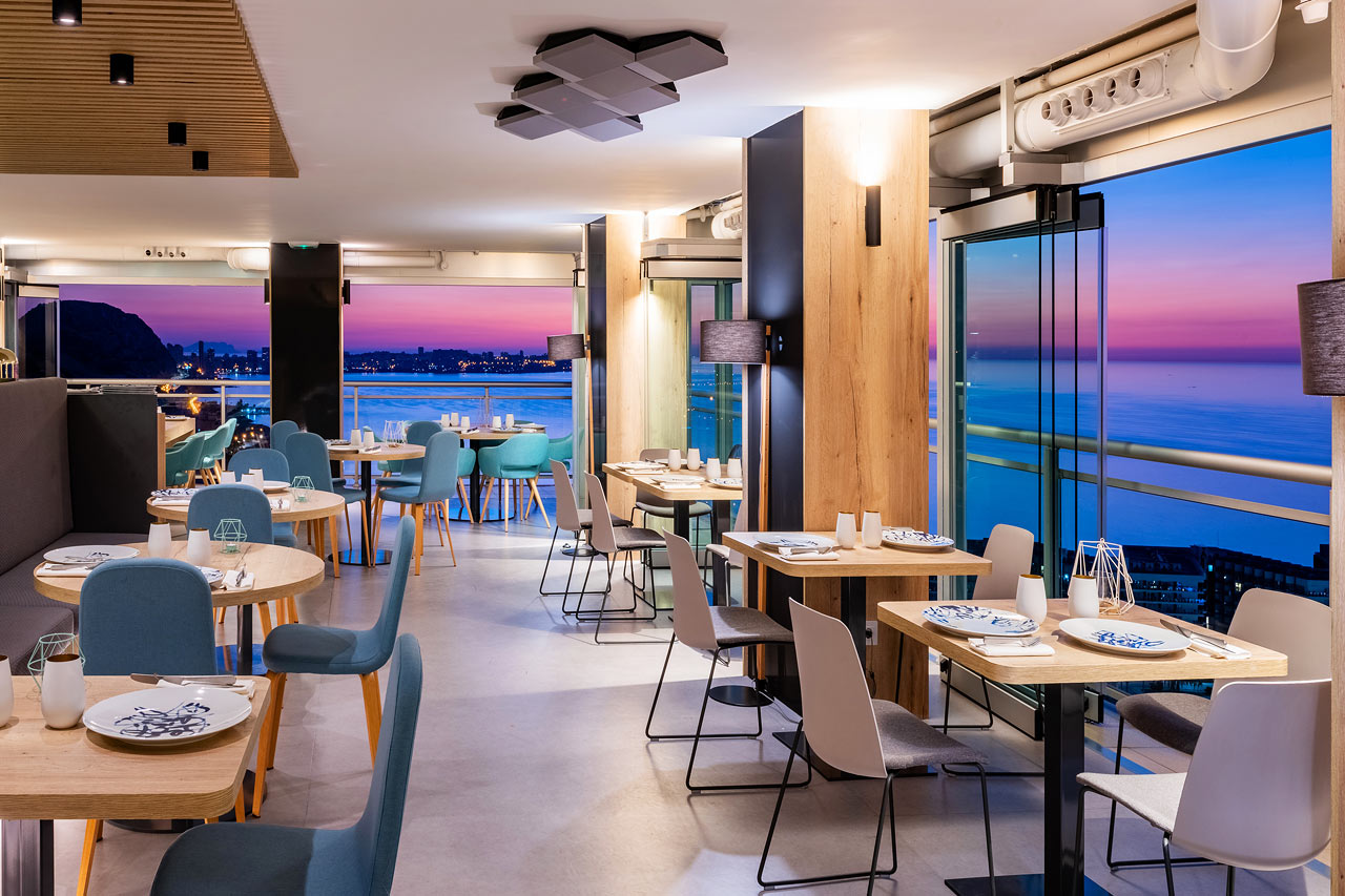 Nyt et godt måltid i hotellets à la carte-restaurant