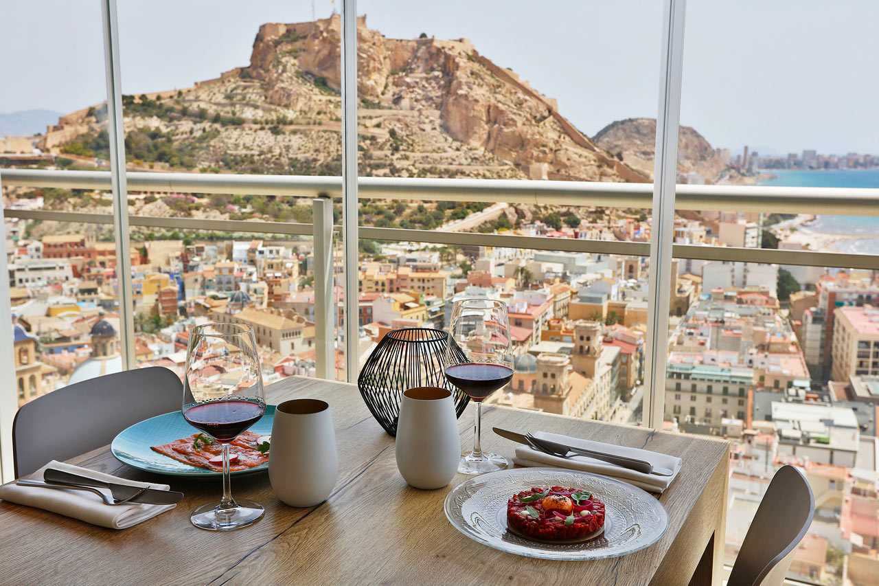 Fra hotellets à la carte-restaurant har du flott utstikt over byen