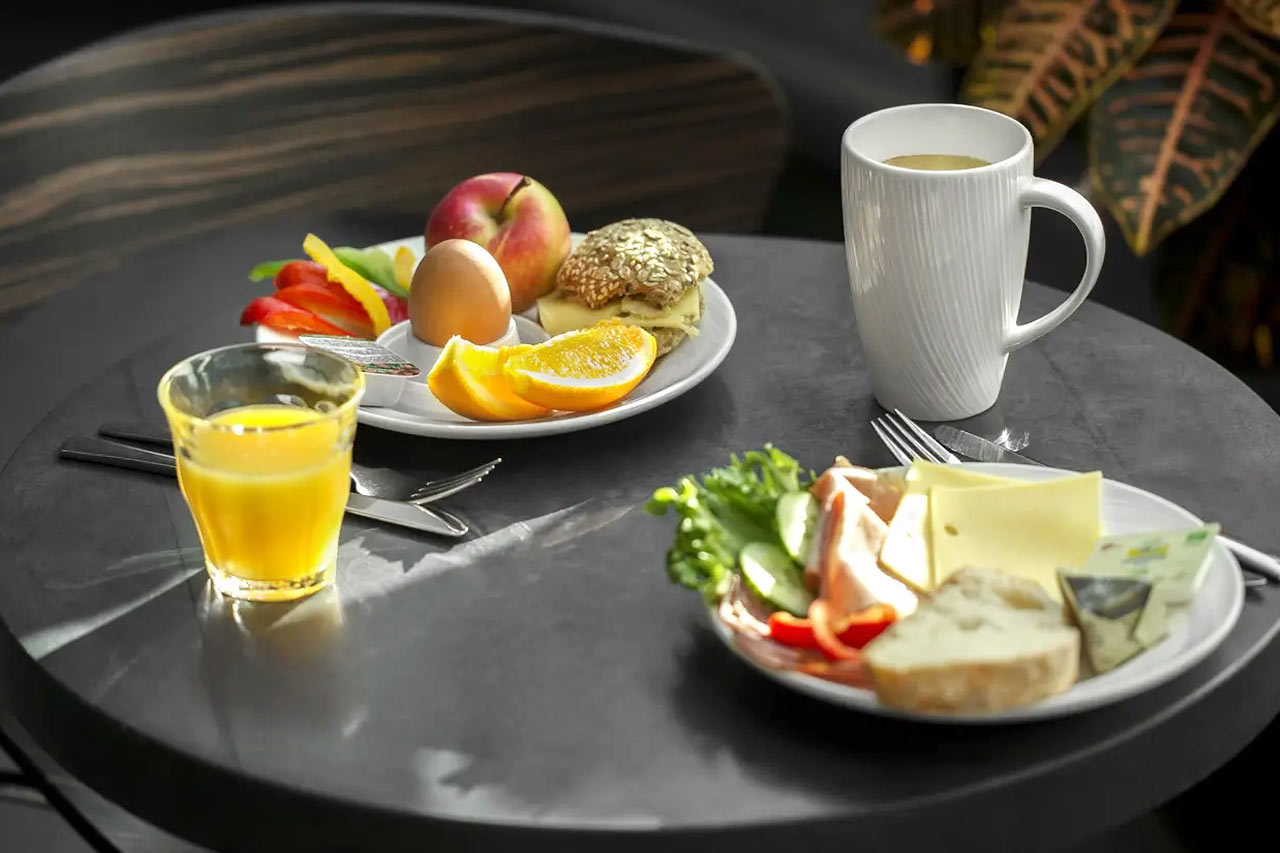 Frokostservering på hotellet