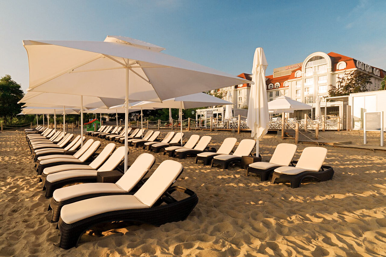 Hotellets private del av stranden