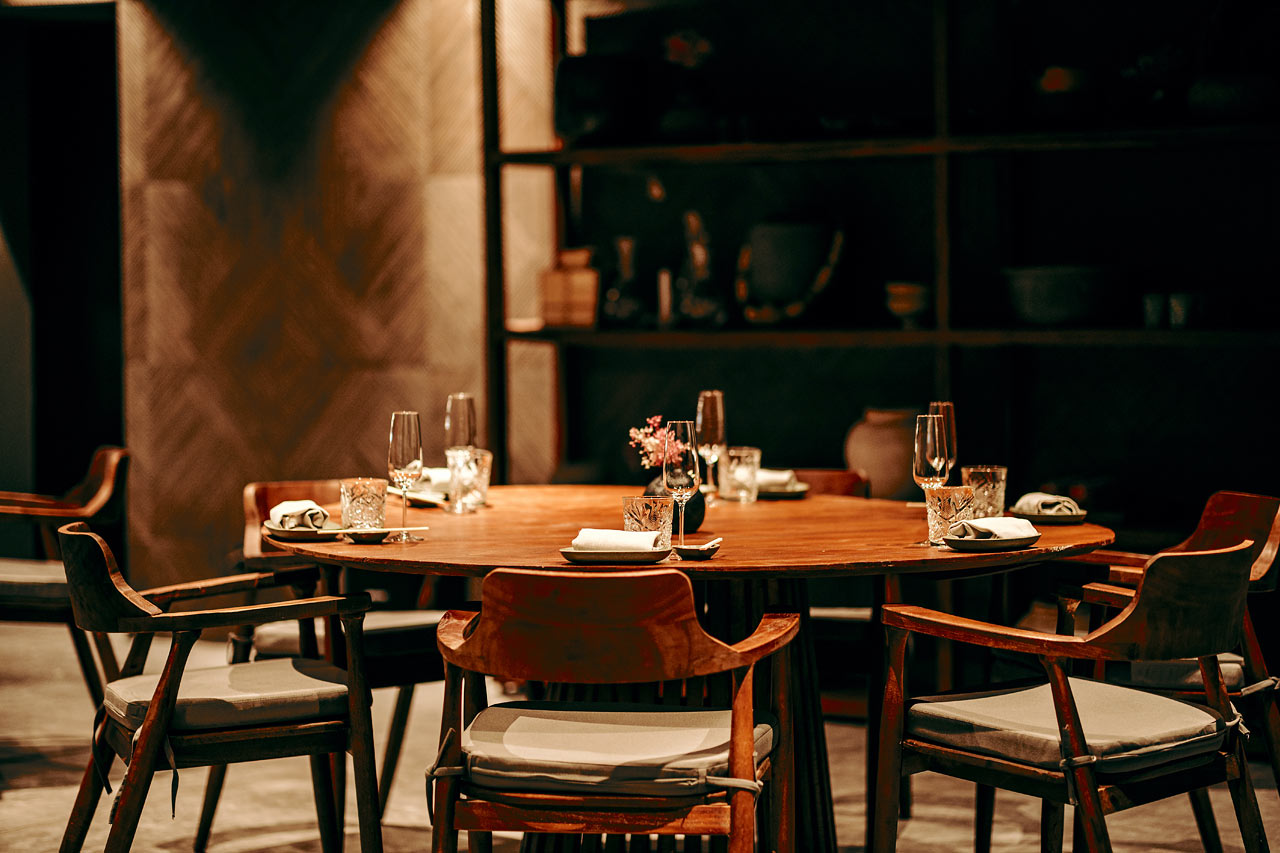 Hotellets à la carte-restaurant (OKU restaurant) serverer asiatiske og sør-amerikanske retter
