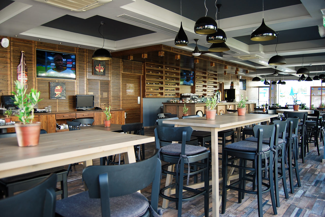Kombinert bar og a la carte-restaurant