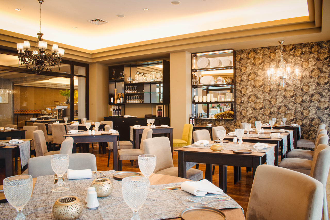 Hotellets à la carte-restaurant serverer lokale portugisiske retter og middelhavsmat