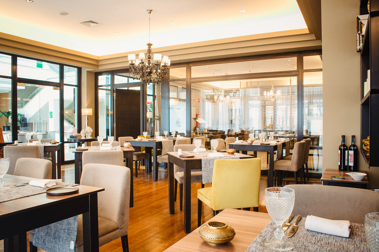 I hotellets à la carte-restaurant tilbys både kjøtt, fisk og vegetarretter