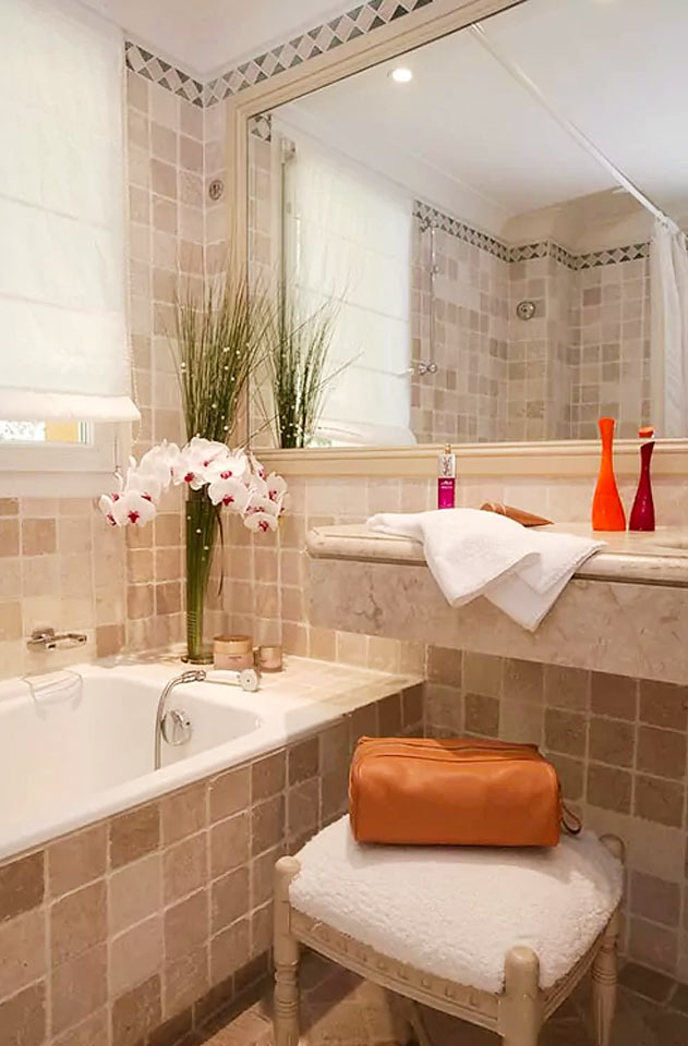 Badet i dobbeltrom superior og dobbeltrom deluxe