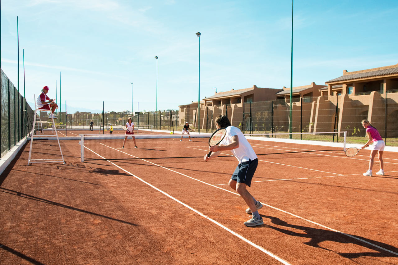 Utfordre ditt reisefølge i en omgang tennis