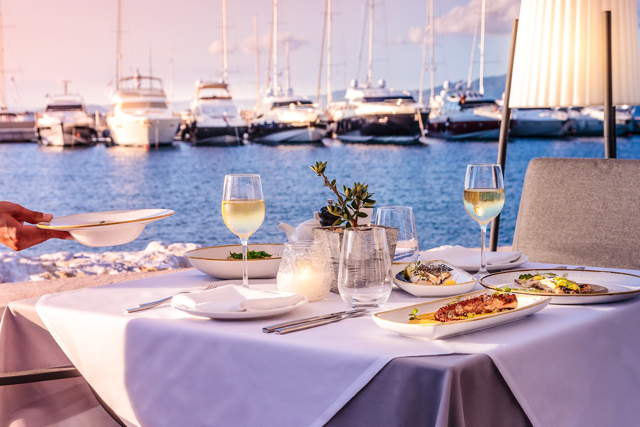 À la carte-restaurant med skalldyr og lokale retter