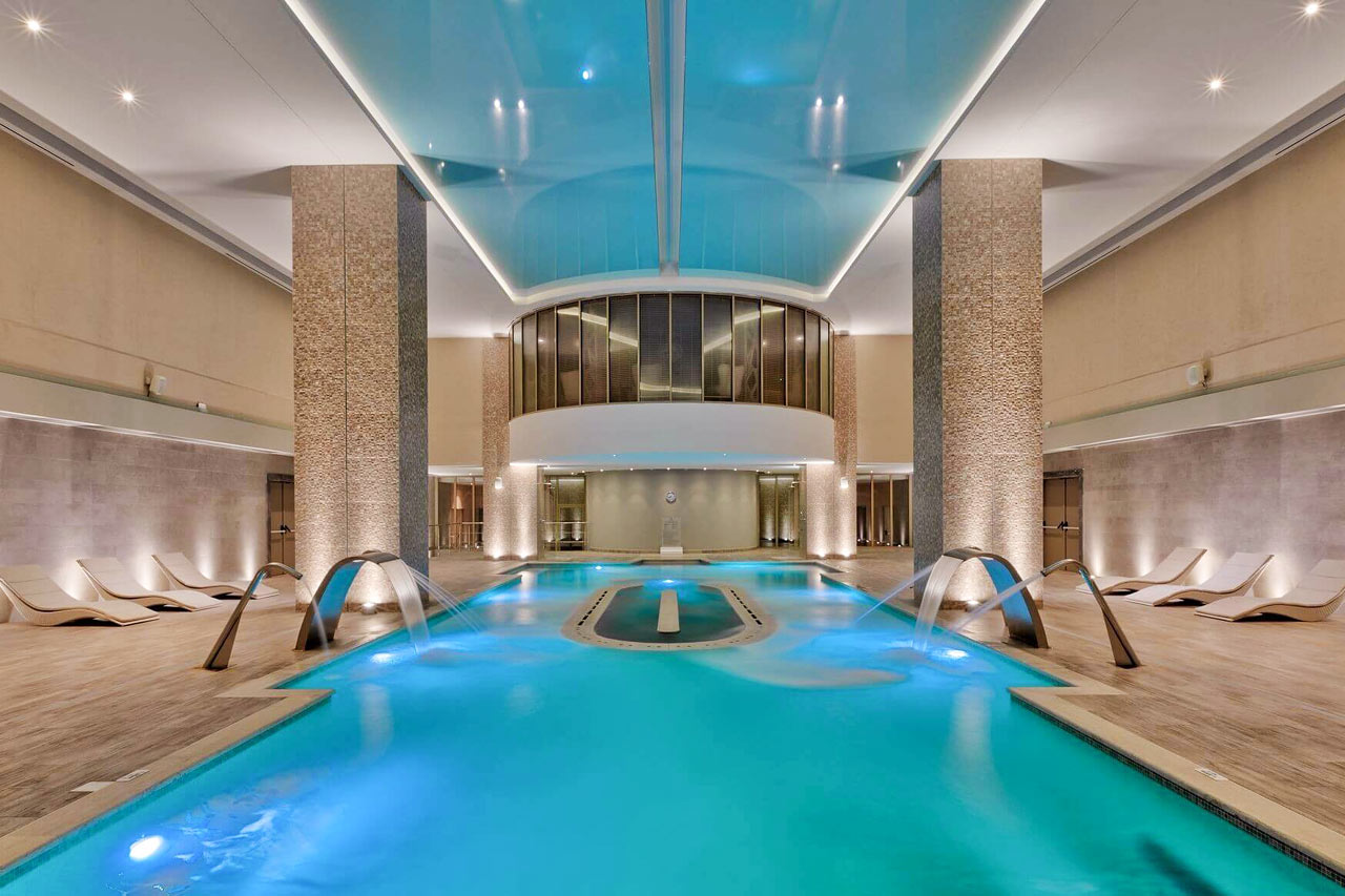 Innendørsbasseng i hotellets spa