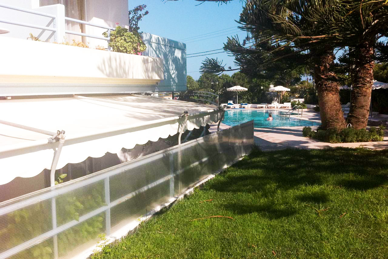 Leiligheter under bakkeplan med delt terrasse