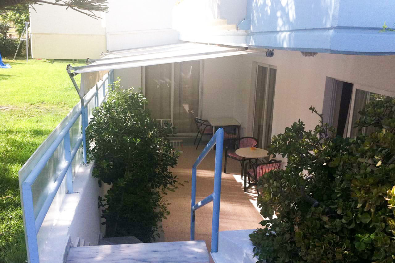 Leiligheter under bakkeplan med delt terrasse