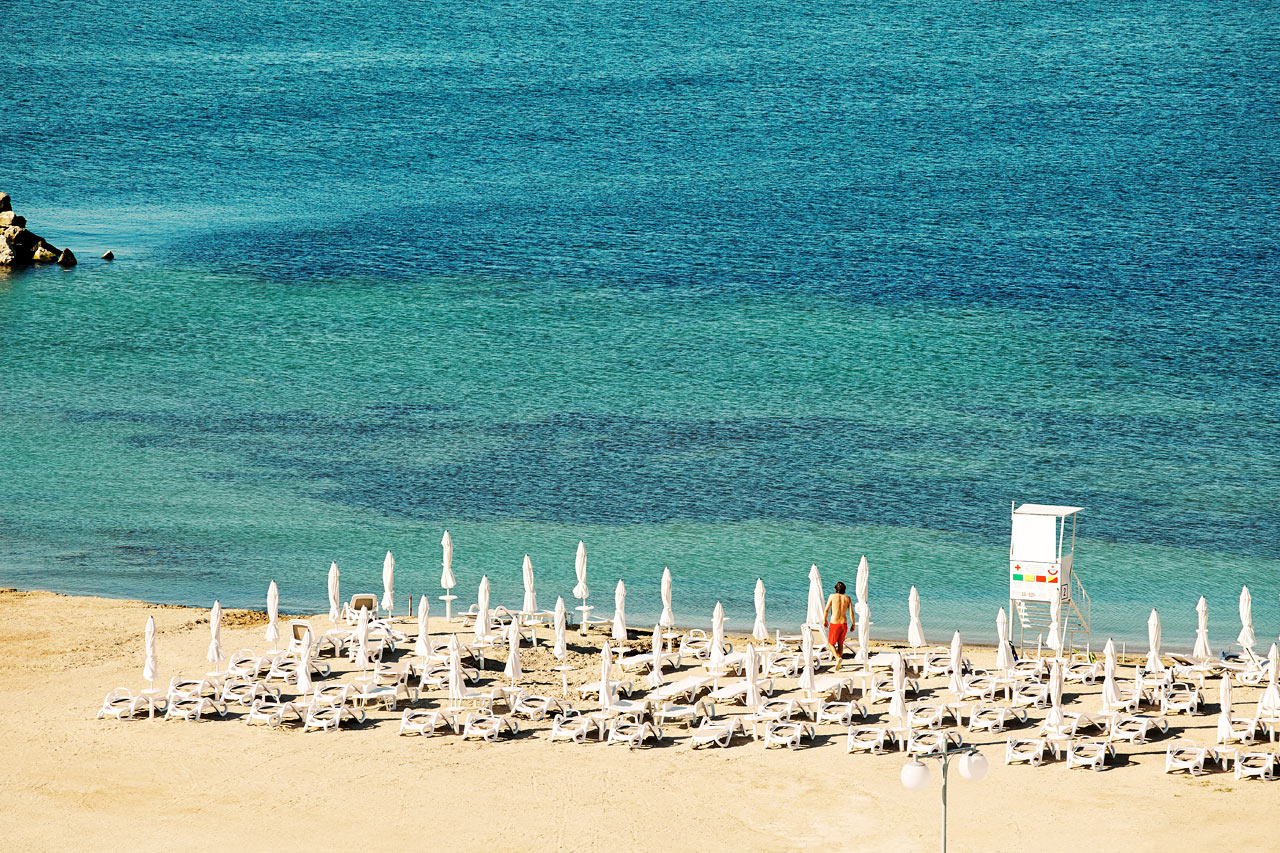 Stranden ligger like ved hotellet