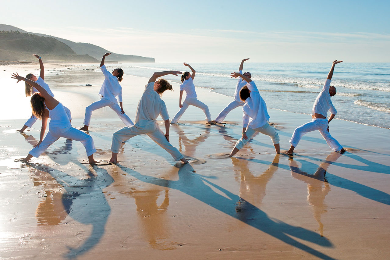 Hotellet Paradis Plage tilbyr yogatimer på stranden