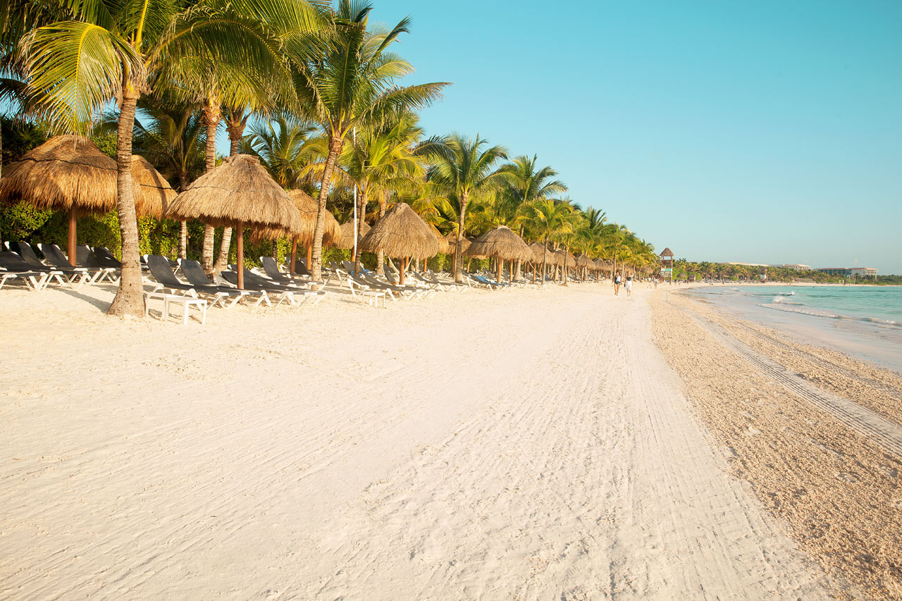 Stranden ved hotellene Grand Palladium Colonial White Sand Resort & Spa og Grand Palladium Royal Suites Yucatan