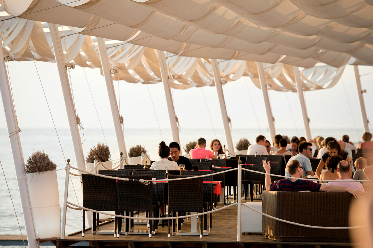 Cafe del Mar er en naturlig møteplass for en drink i solnedgangen