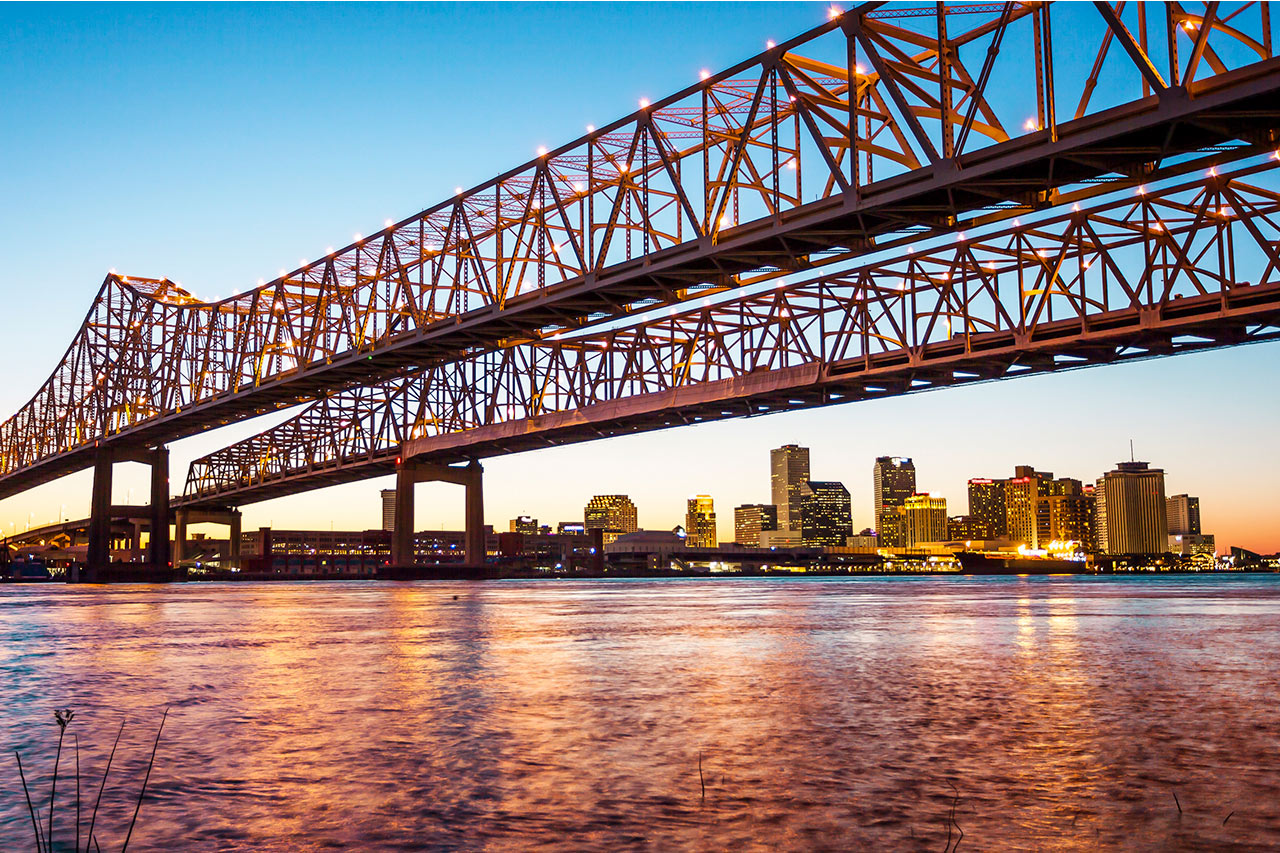 Crescent City Connection Bridge med New Orleans Skyline i bakgrunnen