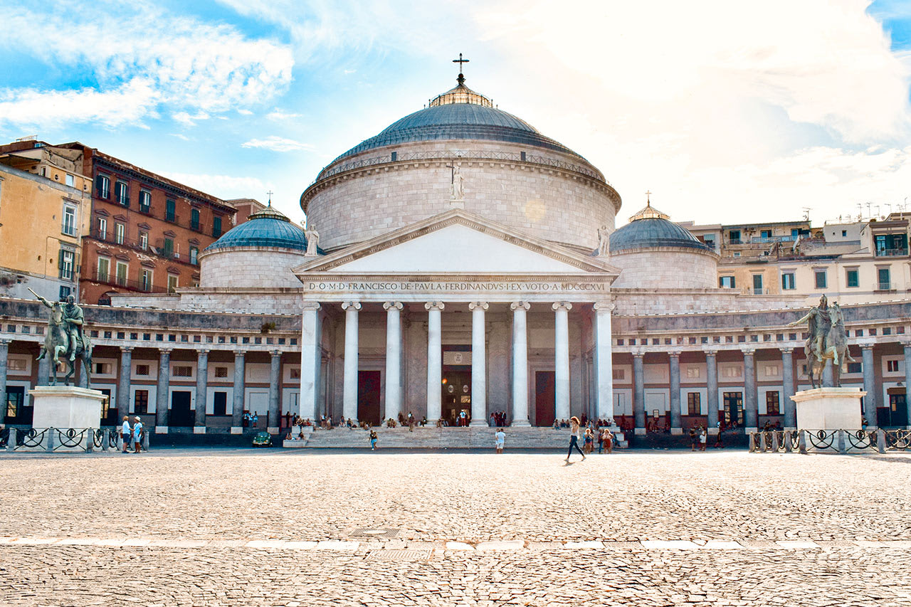 San Francesco di Paola Basilica på torget Piazza del Plebiscito